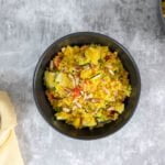 Couscous Salat mit Safran in Schälchen von oben mit Gemüse und Pinienkernen
