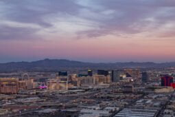 Las Vegas mit Helikopter von oben Sicht auf den Strip