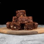 Vegane Brownies mit Paranüssen mit Brownie auf der Seite des Fotos
