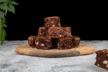 Vegane Brownies mit Paranüssen mit Brownie auf der Seite des Fotos