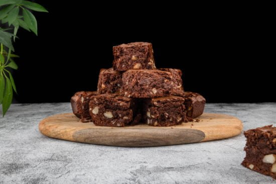 Vegane Brownies mit Paranüssen mit Brownie auf der Seite des Fotos
