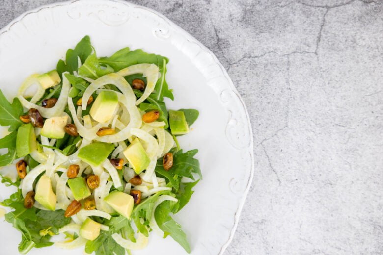 Fenchel-Rucolasalat mit Avocado und Pistazien Nahaufnahme von oben
