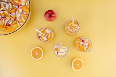 tropischer weisser sangria mit malibu ananas mit früchten auf tisch