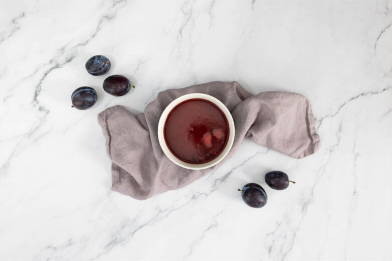zwetschgen konfitüre mit schuss in schale auf tisch