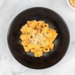Rigatoni mit Tahini-Tomaten-Pesto Vegan im Teller von nahem