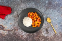 Tofu Sweet and Sour auf dem Teller serviert mit Serviette und Löffel