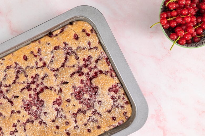 Veganer Mandelkuchen mit Beeren in Form von nahmen mit Beeren gebacken