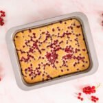 Veganer Mandelkuchen mit Beeren in Form ohne Staubzucker mit Beeren