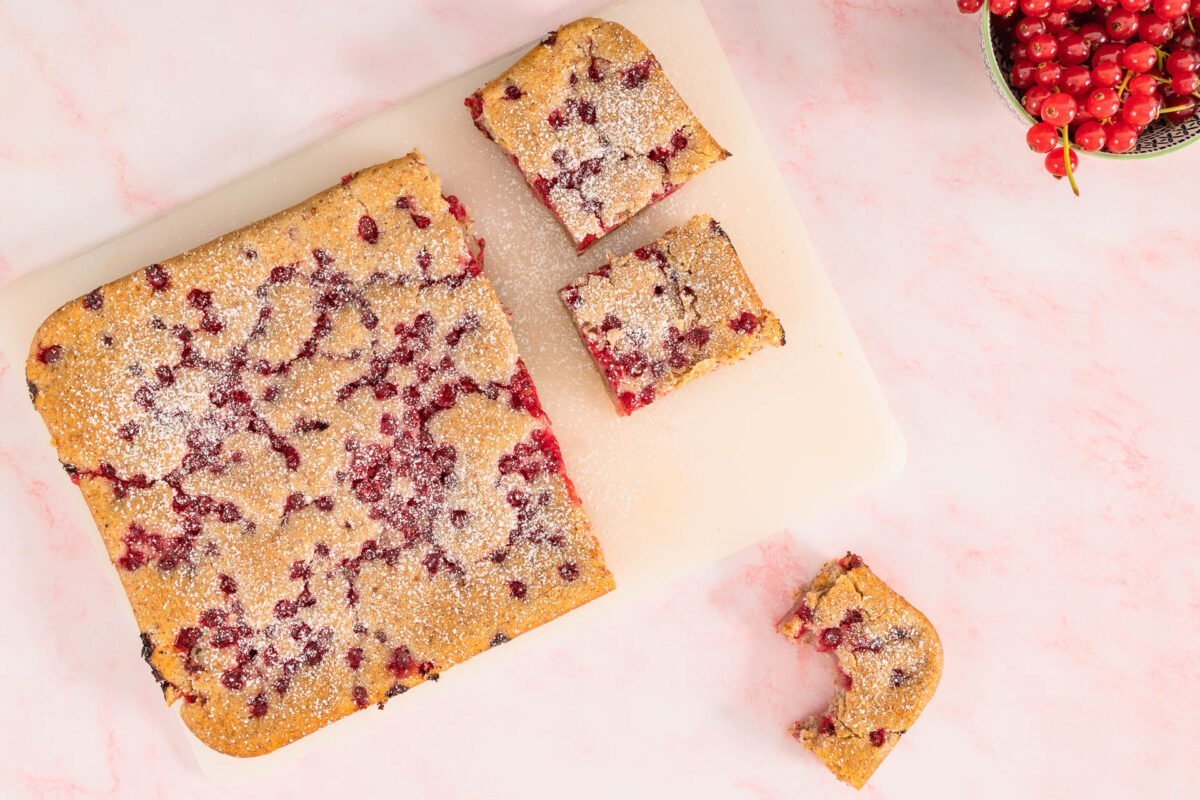 Veganer Mandelkuchen mit Beeren