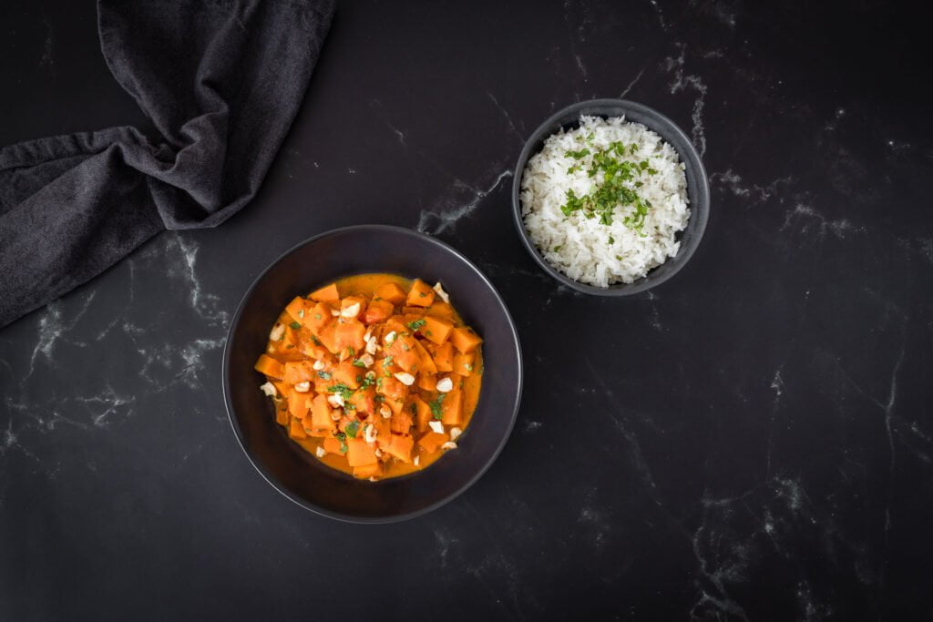 Veganes Kuerbis Curry mit Serviette auf dem Tisch