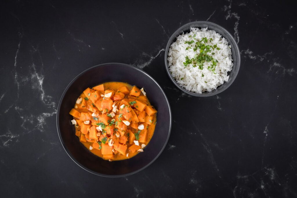 Veganes Kuerbis Curry in zwei Tellern