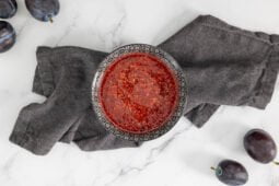 Zwetschgen Senf in Schale mit Zwetschgen