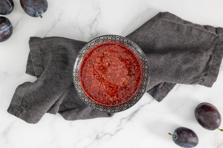 Zwetschgen Senf in Schale mit Zwetschgen