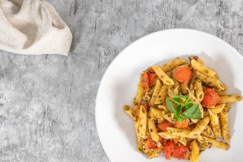 Mandel Pfefferminz Pesto mit Penne und Serviette auf dem Tisch