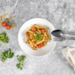 Mandel Pfefferminz Pesto im Teller mit Kräutern