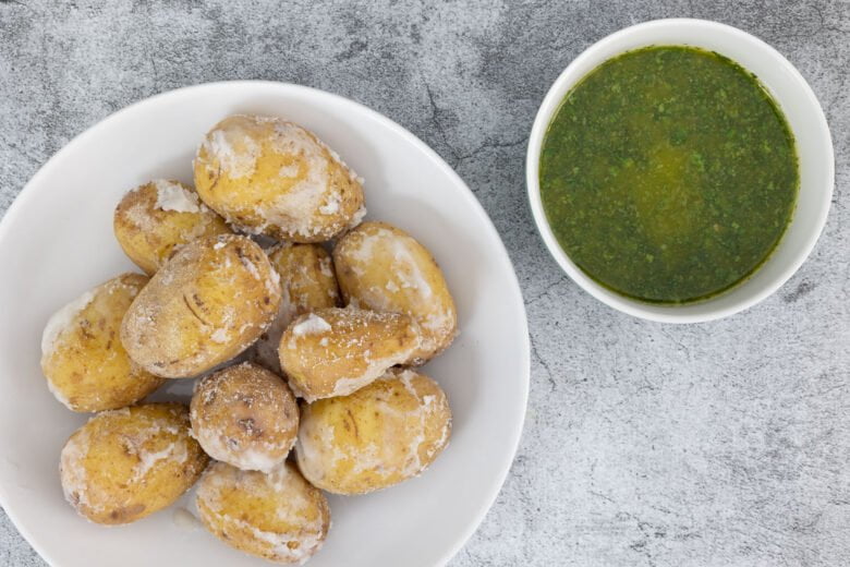 Papas Arrugadas Mojo Verde Kartoffeln im Teller