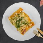 Schnelle Cannelloni mit Kürbisfüllung mit Besteck Serviette und Kürbis