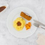 Veganer Hackbraten mit Kartoffelstock und veganer Bratensauce mit Sauciere