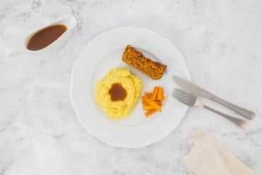 Veganer Hackbraten mit Kartoffelstock und veganer Bratensauce mit Sauciere