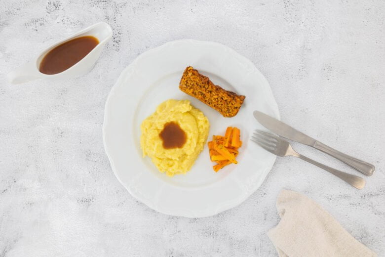 Veganer Hackbraten mit Kartoffelstock und veganer Bratensauce mit Sauciere