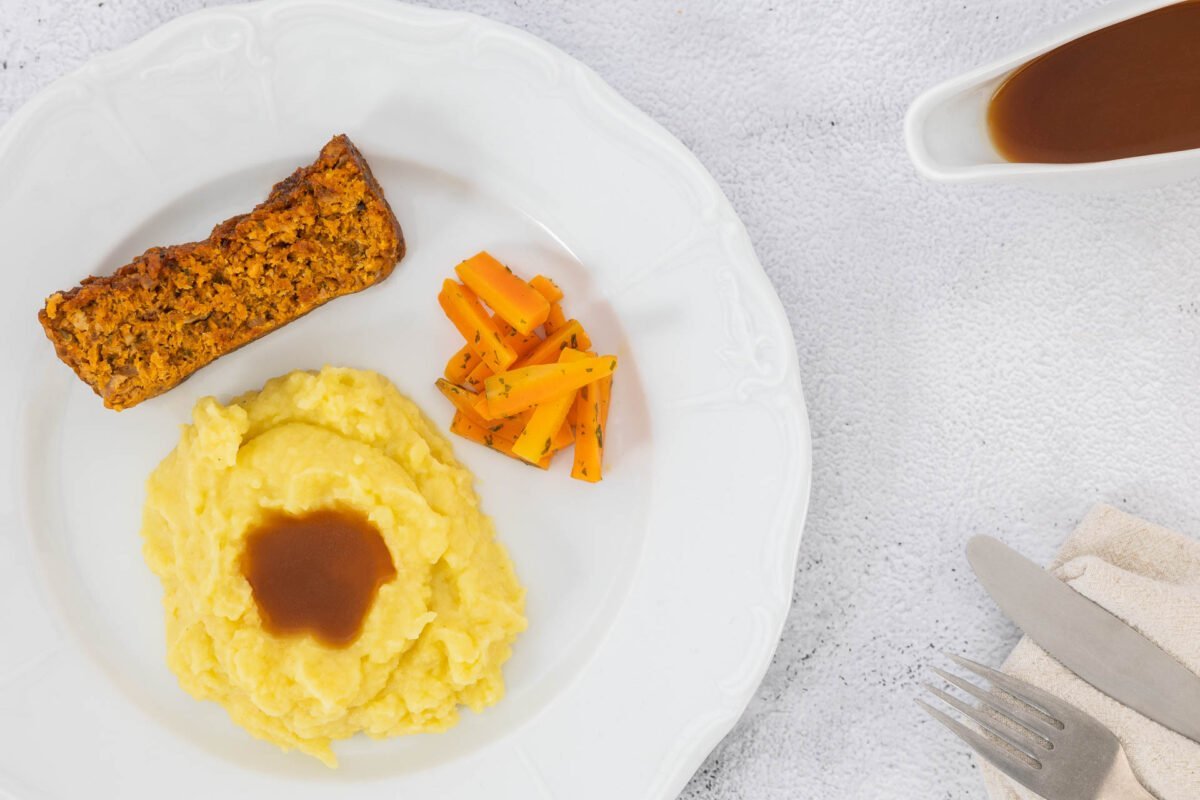 Veganer Hackbraten mit Kartoffelstock und Bratensauce Veganer Hackbraten mit Kartoffelstock und Bratensauce