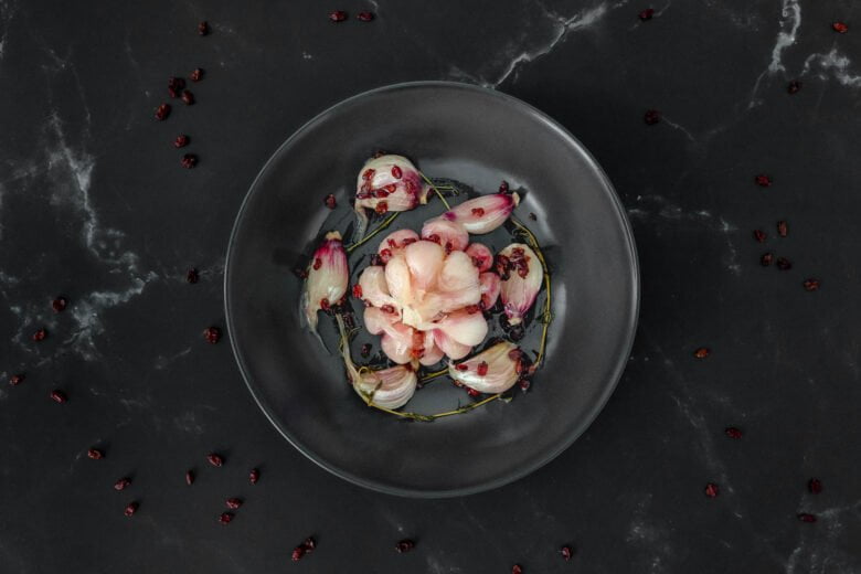 Sir Torshi - Eingelegter Knoblauch in einem Teller auf dem Tisch