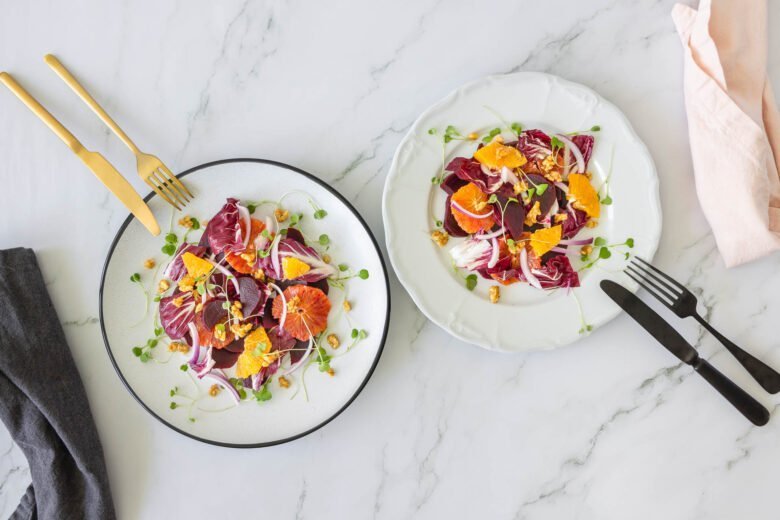 Randen Orangen Salat mit Baumnüssen mit Besteck und Servietten