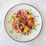 Randen Orangen Salat mit Baumnüssen auf einem Teller