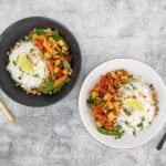 Thai Curry mit Erdnüssen und Limette mit goldenem und schwarzem Löffel