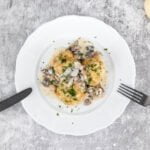 Vegane Semmelknödel mit veganem Pilzragout mit Herbstdeko auf dem Tisch