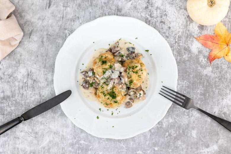 Vegane Semmelknödel mit veganem Pilzragout mit Herbstdeko auf dem Tisch