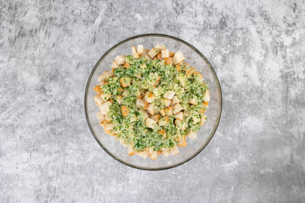 Brotwürfel mit veganer Milch und Zwiebeln übergossen