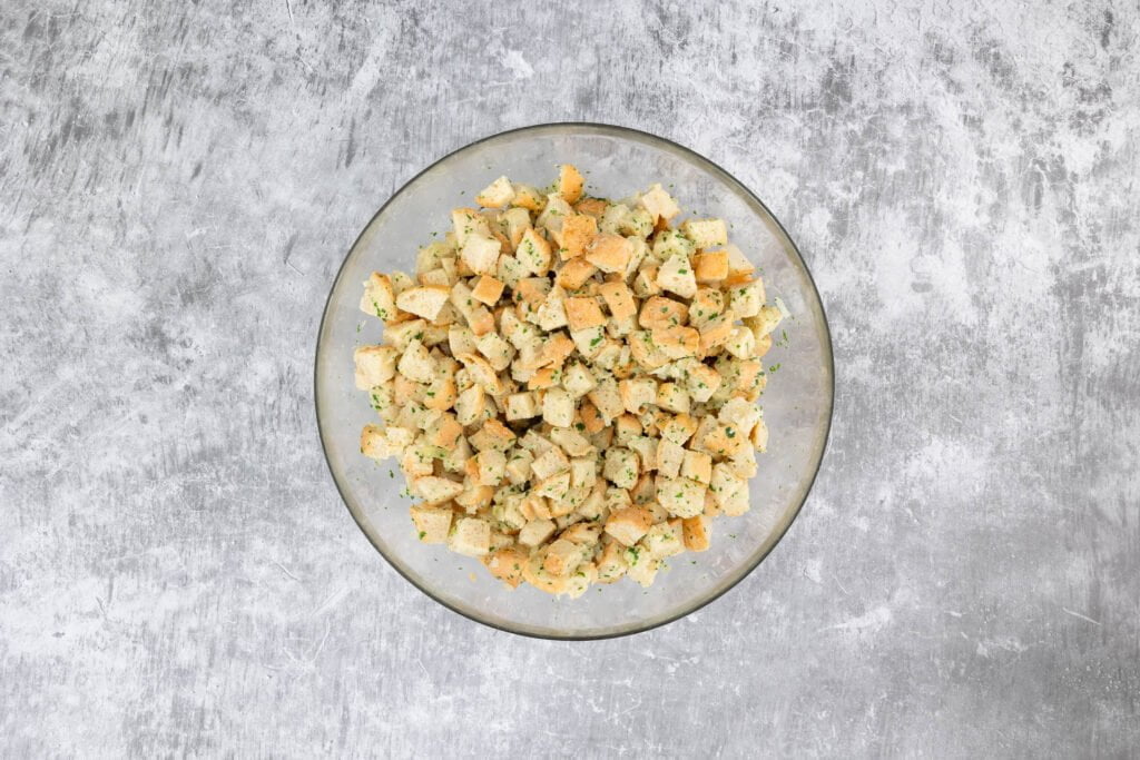 Brotwürfel gemischt mit veganer Milch und Gewürzen