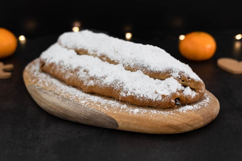 Veganer Christstollen ohne Ei und Milch mit Weihnachtslicht