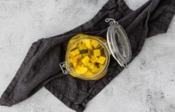 Zucchetti im Glas mit Tuch