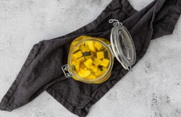 Zucchetti im Glas mit Tuch