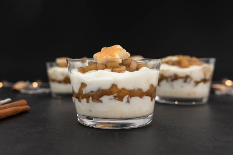 Apfel Zimt Tiramisu Vegan von vorne fotografiert mit Lichter im Hintergrund