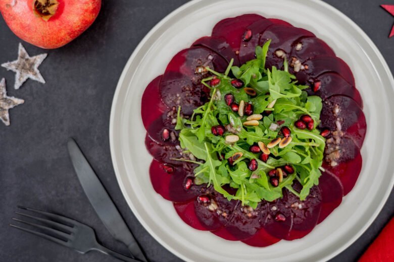 Randen Carpaccio mit Granatapfel und Pinienkernen