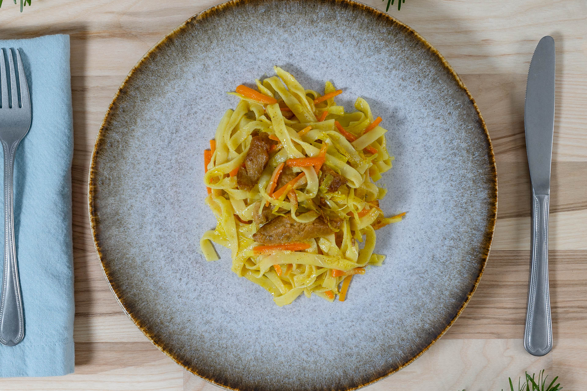 Veganes Curry-Geschnetzeltes mit Nudeln - The Lucky Tofu