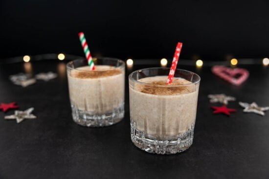 Veganer Eggnog - Weihnachtlich cremiger Drink mit Deko und Lichetern