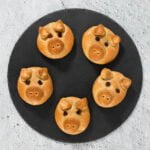 Vegane Glücksschweine aus Hefeteig auf eine Platte