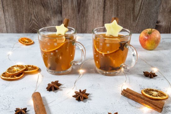 Weisser Apfel-Zimt Glühwein mit Apfelstern
