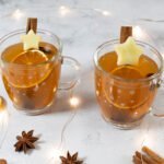 Weisser Apfel-Zimt Glühwein von oben fotografiert