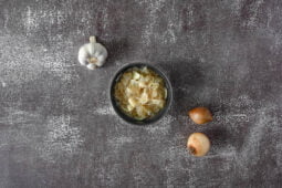 Yvonnes Zwiebel Konfitüre in einer Schale auf dem Tisch