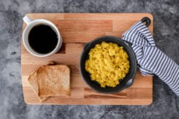 Veganes Rührei_Rührtofu mit blau-weisser Serviette