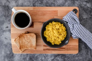 Veganes Rührei_Rührtofu mit blau-weisser Serviette