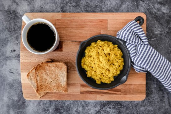 Veganes Rührei_Rührtofu mit blau-weisser Serviette
