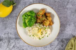 Zitronen Pfeffer Tofu mit Zironen Dekoration