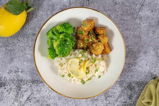 Zitronen Pfeffer Tofu mit Zironen Dekoration