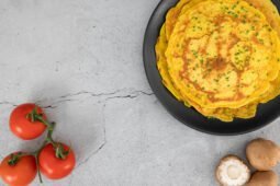 Vegane Omeletten mit Pilzen und Tomaten